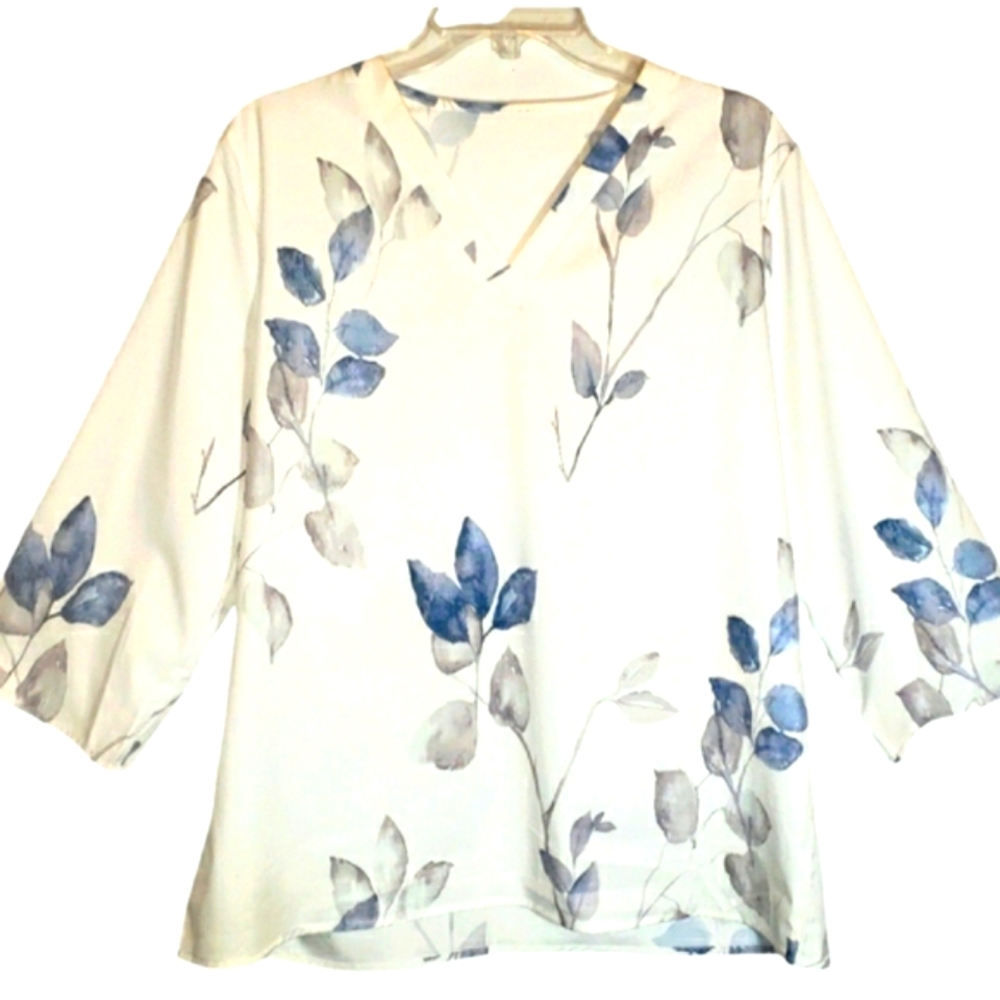 Women's XL floral lavender v-neck polyester pullover blouse. New 6012